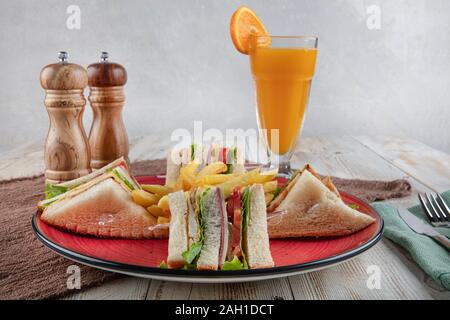 Amerikanische Lebensmittel - klassischen Club Sandwich mit Pommes Frites. Club Sandwich Restaurant Konzept. Stockfoto