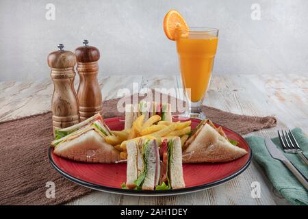 Amerikanische Lebensmittel - klassischen Club Sandwich mit Pommes Frites. Club Sandwich Restaurant Konzept. Stockfoto