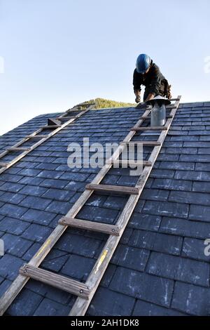 Dachdecker auf einer Baustelle - Frankreich Stockfoto