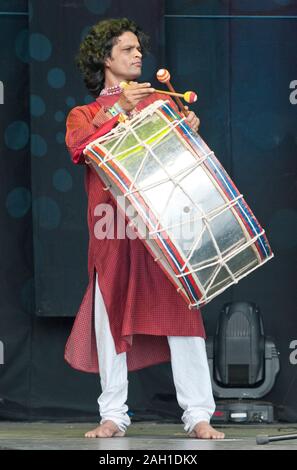 Die dhols von Jaipur feiern die martydom von Imam Hussain in Rajasthan durch Musik. Hier zu sehen auf dem WOMAD-Festival, UK, 31/07/11 Stockfoto