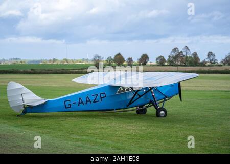 OLD WARDEN, BEDFORDSHIRE, Großbritannien, Oktober 6, 2019. De Havilland DH.80 Eine Puss Moth Flugzeuge G-AAZP. Renntag um Shuttleworth Stockfoto