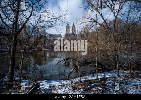 New York City - USA - Feb 21 2019: Bow Bridge und die San Remo von Central Park mit Schnee im Winter Stockfoto