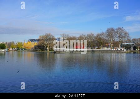 PARIS, Frankreich - 18 Dez 2019 - Blick auf die Boote auf dem Canal de l'Ourcq im 19. arrondissement von Paris, Frankreich. Stockfoto