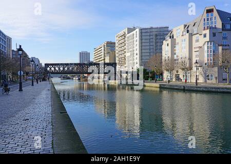 PARIS, Frankreich - 18 Dez 2019 - Blick auf die Boote auf dem Canal de l'Ourcq im 19. arrondissement von Paris, Frankreich. Stockfoto