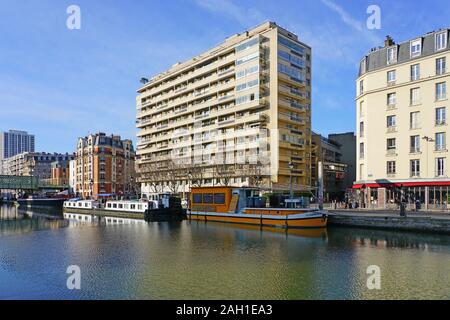 PARIS, Frankreich - 18 Dez 2019 - Blick auf die Boote auf dem Canal de l'Ourcq im 19. arrondissement von Paris, Frankreich. Stockfoto