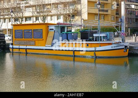 PARIS, Frankreich - 18 Dez 2019 - Blick auf die Boote auf dem Canal de l'Ourcq im 19. arrondissement von Paris, Frankreich. Stockfoto