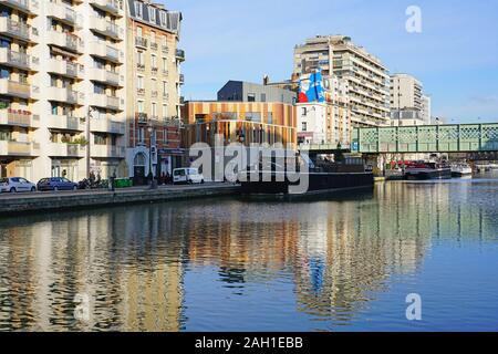 PARIS, Frankreich - 18 Dez 2019 - Blick auf die Boote auf dem Canal de l'Ourcq im 19. arrondissement von Paris, Frankreich. Stockfoto