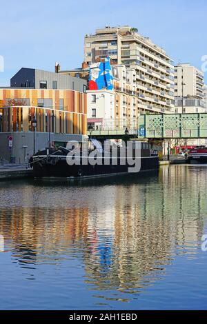 PARIS, Frankreich - 18 Dez 2019 - Blick auf die Boote auf dem Canal de l'Ourcq im 19. arrondissement von Paris, Frankreich. Stockfoto