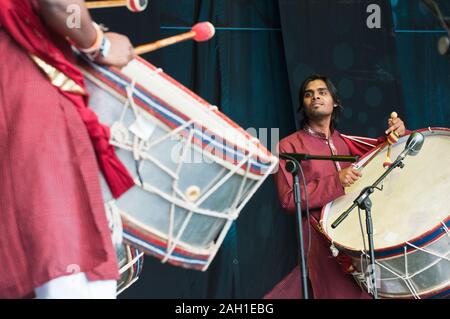 Die dhols von Jaipur feiern die martydom von Imam Hussain in Rajasthan durch Musik. Hier zu sehen auf dem WOMAD-Festival, UK, 31/07/11 Stockfoto