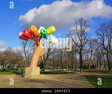 PARIS, Frankreich - 20 Dez 2019 - Blick auf die Skulptur Blumenstrauß aus Tulpen von Jeff Koons außerhalb des Petit Palais in der Nähe der Champs-Elysees in Paris, Frankreich. Stockfoto