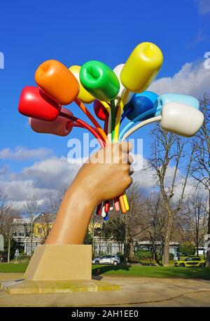 PARIS, Frankreich - 20 Dez 2019 - Blick auf die Skulptur Blumenstrauß aus Tulpen von Jeff Koons außerhalb des Petit Palais in der Nähe der Champs-Elysees in Paris, Frankreich. Stockfoto