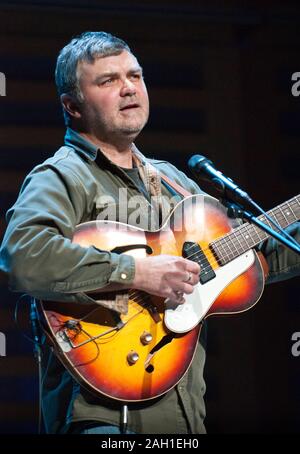 Englischer Folk-Sänger/Songwriter, Chris Wood tritt im Kings Place, London, Großbritannien auf. Februar 10 2012 Stockfoto