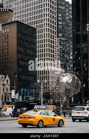 New York City - USA - Mar 18 2019: Morden Wolkenkratzer und alten Gebäude rund um den Columbus Circle Stockfoto
