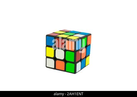 Farbenfroh und berühmten Rubik's Cube in verschlüsselter Zustand auf weißem Hintergrund Stockfoto