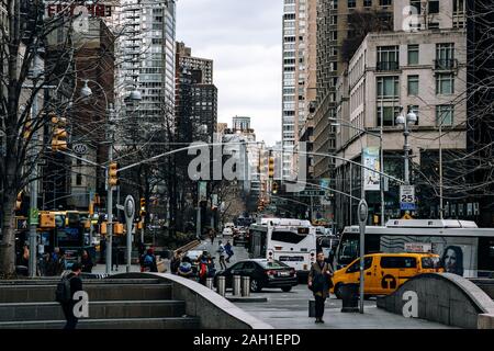 New York City - USA - Mar 18 2019: Street View von Wolkenkratzern und alten Gebäude rund um den Columbus Circle Stockfoto