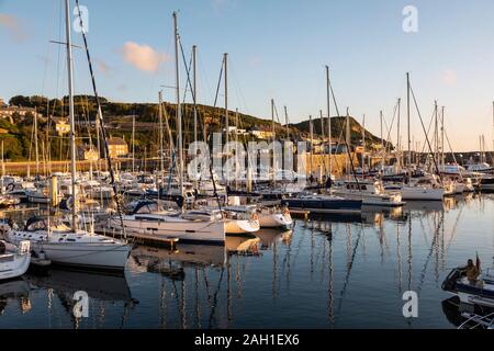 Yachten vor Anker im Hafen von Diélette auf einen ruhigen Sommer Abend, Normandie, Frankreich Stockfoto