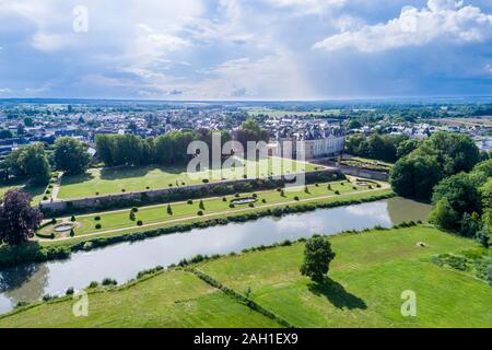 Frankreich, Maine-et-Loire, Loire Tal, Le Lude, Chateau du Lude Gardens, Gesamtansicht mit der Stadt und dem Fluss Loir (Luftbild) Stockfoto