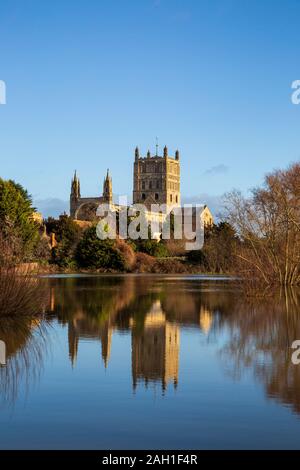 Tewkesbury Abbey im Winter über den überfluteten Swilgate River, England Stockfoto