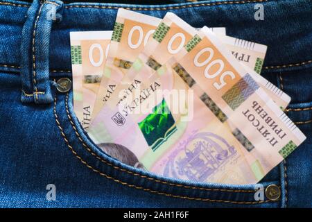 Ukrainische Geld. Neue Banknoten 500 Griwna Rechnungen UAH in der Tasche auf der Rückseite der blauen Jeans. Geld Konzept, Korruption Stockfoto