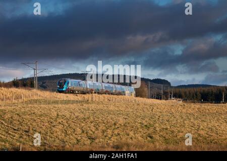 Firstgroup Transpennine Express Klasse 397 elektrische Zug passiert Elvanfoot auf der West Coast Mainline in Schottland mit Fahrertraining ausführen Stockfoto