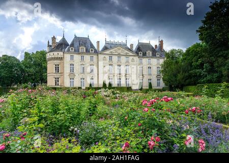 Frankreich, Maine-et-Loire, Loire Tal, Le Lude, Chateau du Lude Gardens, Schloss Fassade und Rosengarten von Jardin de l'Eperon // Frankreich, Sarthe (72), vallée Stockfoto