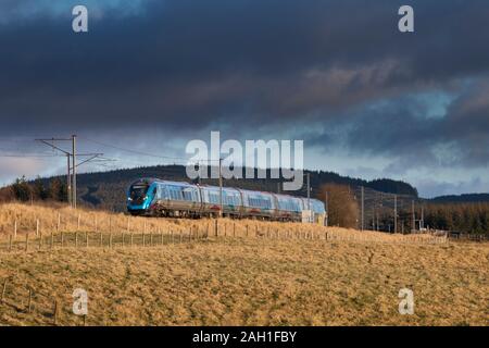 Firstgroup Transpennine Express Klasse 397 elektrische Zug passiert Elvanfoot auf der West Coast Mainline in Schottland mit Fahrertraining ausführen Stockfoto