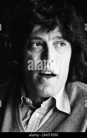 Dramatiker Tom Stoppard fotografiert im Aldwych Theatre, London 1974 während der Proben seines neuen Stückes "travestien" durch die Royal Shakespeare Company (RSC) durchgeführt werden. Geboren Tomas Straussler in Zlin in der Tschechischen Republik im Jahre 1937, kam er in Großbritannien im Jahr 1946. Der mehrfach preisgekrönte Autor von Bühne und Fernsehen, Theaterstücke und Drehbücher, die er im Jahr 1997 für Dienste, die der Literatur zum Ritter geschlagen wurde. Stockfoto