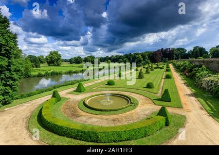 Frankreich, Maine-et-Loire, Loire Tal, Le Lude, Chateau du Lude Gardens, Jardin Bas und Fluss Loir // Frankreich, Sarthe (72), Vallée du Loir, Le Lude, Jardins du c Stockfoto