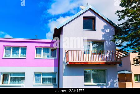 Modernes Landhaus mit kleinen Balkon reflex Stockfoto