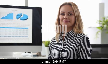 Präsentabel Weibchen auf der Kamera posieren Stockfoto