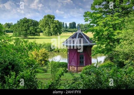 Frankreich, Maine-et-Loire, Loire Tal, Le Lude, Chateau du Lude Gardens, Jardin de Quelle und Pavillon am Ufer des Loir Stockfoto