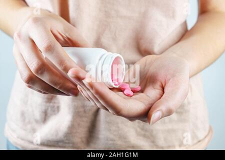 Einnahme von Tabletten oder Nahrungsergänzungsmittel, Nahaufnahme. Tabletten in einer menschlichen Hand, Konzept, eine Medikation oder Einnahme von verschreibungspflichtigen Medikamenten Stockfoto