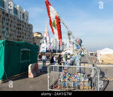 Kunst installation Skulptur aus Plastikflaschen und Mülltonnen libanesischer Künstler Pierre Abboud, Martyrs' Square, Beirut Central District, Libanon Stockfoto