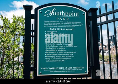 New York City - USA - 15. Mai 2019: Park regeln Borad von Southpoint Park auf Roosevelt Island Stockfoto