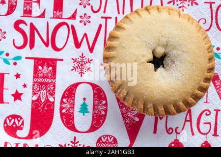 M&S Weihnachten alle Butter pie auf Weihnachten serviette Serviette vor den Mund Stockfoto