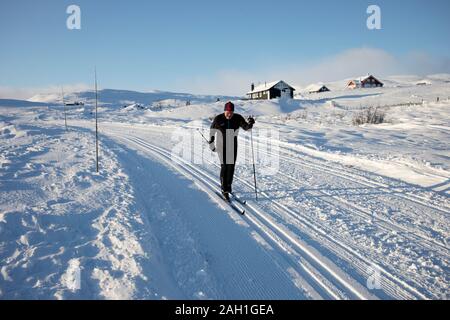 Man Skifahren sonnigen Winter schnee Stockfoto