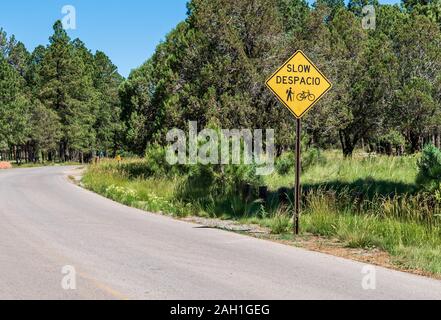 Zweisprachiges Schild, Schild in Englisch und Spanisch, New Mexico, USA. Stockfoto