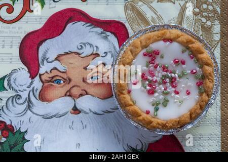 Herr Kipling festliche Bakewells bakewell tart überaus guten Kuchen auf Weihnachten serviette Stockfoto