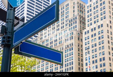 Straßen zeichen Kreuzung mock up, Manhattan New York downtown USA, leer Leer blaue Farbe, Kopieren. Hochhäuser und blauer Himmel Hintergrund Stockfoto