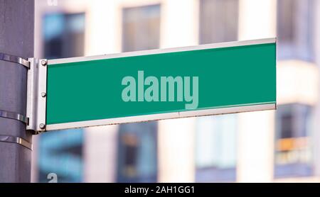 Straßenschild mock up, Innenstadt Innenstadt, leer Leer grüne Farbe, Kopieren. Blur Gebäude Hintergrund Stockfoto