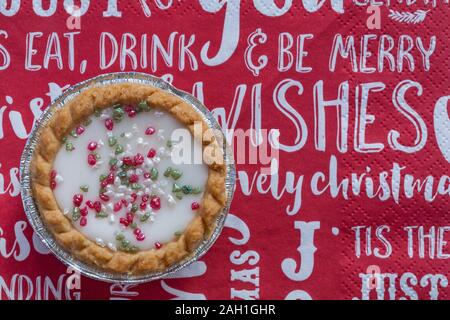 Herr Kipling festliche Bakewells bakewell tart überaus guten Kuchen auf Weihnachten serviette Stockfoto