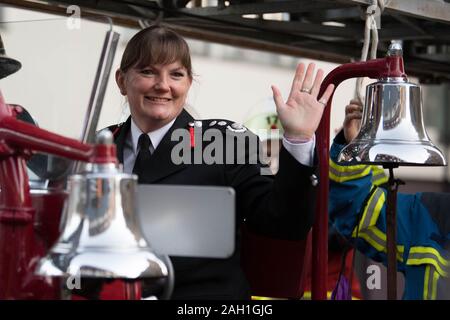 Londoner Feuerwehr Kommissar Dany Baumwolle Fahrten auf dem Vintage Fire Engine als Feuerwehrmänner Linie der Union Street in Central London als Schutz von Ehre an ihrem letzten Tag im Büro vor dem Ausscheiden von ihrer Rolle in der Silvesternacht. Stockfoto