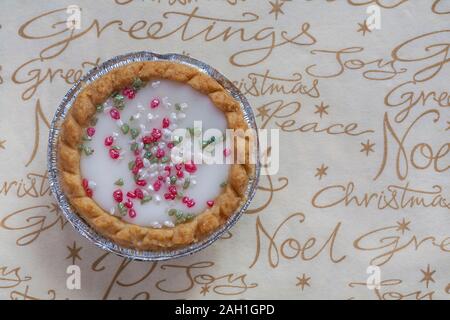 Herr Kipling festliche Bakewells bakewell tart überaus guten Kuchen auf Weihnachten serviette Stockfoto