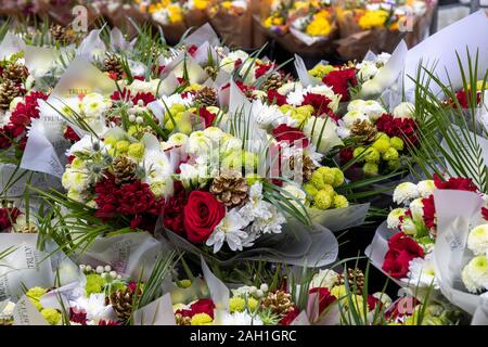 Schöne Blumensträuße zum Verkauf. Rote, gelbe und weiße Blumen Stockfoto