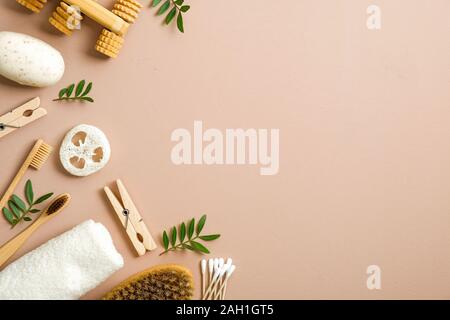 Null Abfall, Kunststoff Konzept. Flach umweltfreundliche Badezimmer, Badewanne Bürste, Zahnbürste aus Bambus, Holz- Pins, grüne Blätter, selbstgemachte Seife, luffa Stockfoto