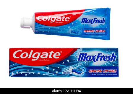 Tube Colgate MaxFresh, Colgate Max Frisch, Kühlung Kristalle eine neue Dimension der frische Zahnpasta durch die Box auf weißem Hintergrund Stockfoto