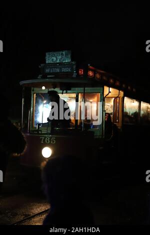 Manchester, England: Dec 22 2019 - Lightopia, Heaton Park, die Straßenbahn auf der light Festival Stockfoto