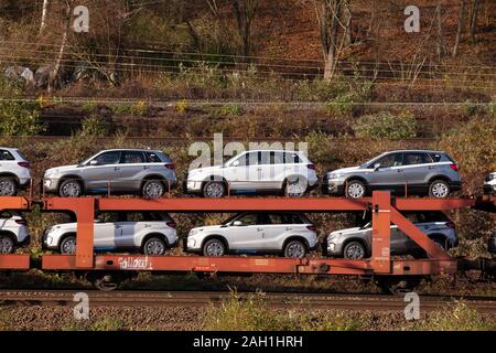 Güterzug mit brandneuen Suzuki Vitara Autos, Köln, Deutschland. Autozug mit fabrikneuen Suzuki Vitara Modellen, Koeln, Deutschland. Stockfoto