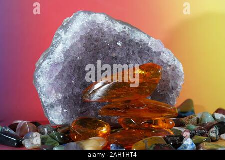 Quarz als auch tiefe Quarz mit mineralischen Einschlüssen im Studio vor schwarzem Hintergrund in der Marco-Modus fotografiert. Stockfoto