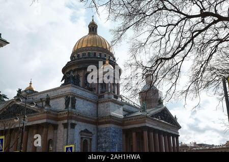 Sankt Petersburg, Russland - 12. April 2015: Die Landschaft der St. Isaak Kathedrale im Stadtzentrum von St. Petersburg, Russland Stockfoto